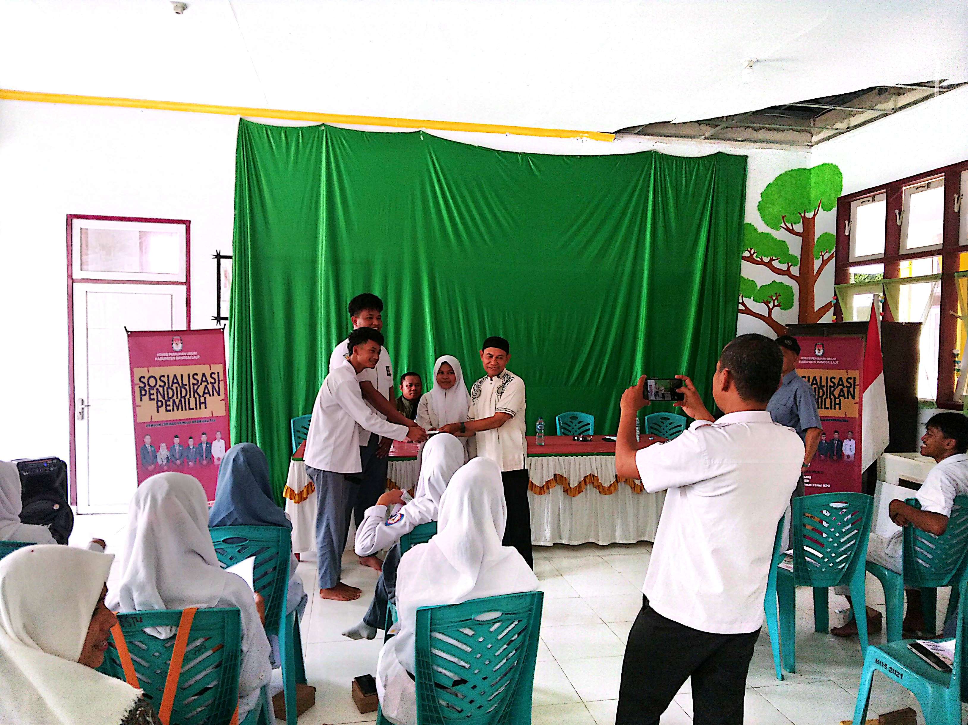KEGIATAN SOSIALISASI PENDIDIKAN PEMILIH DI SMA NEGERI 1 BANGKURUNG